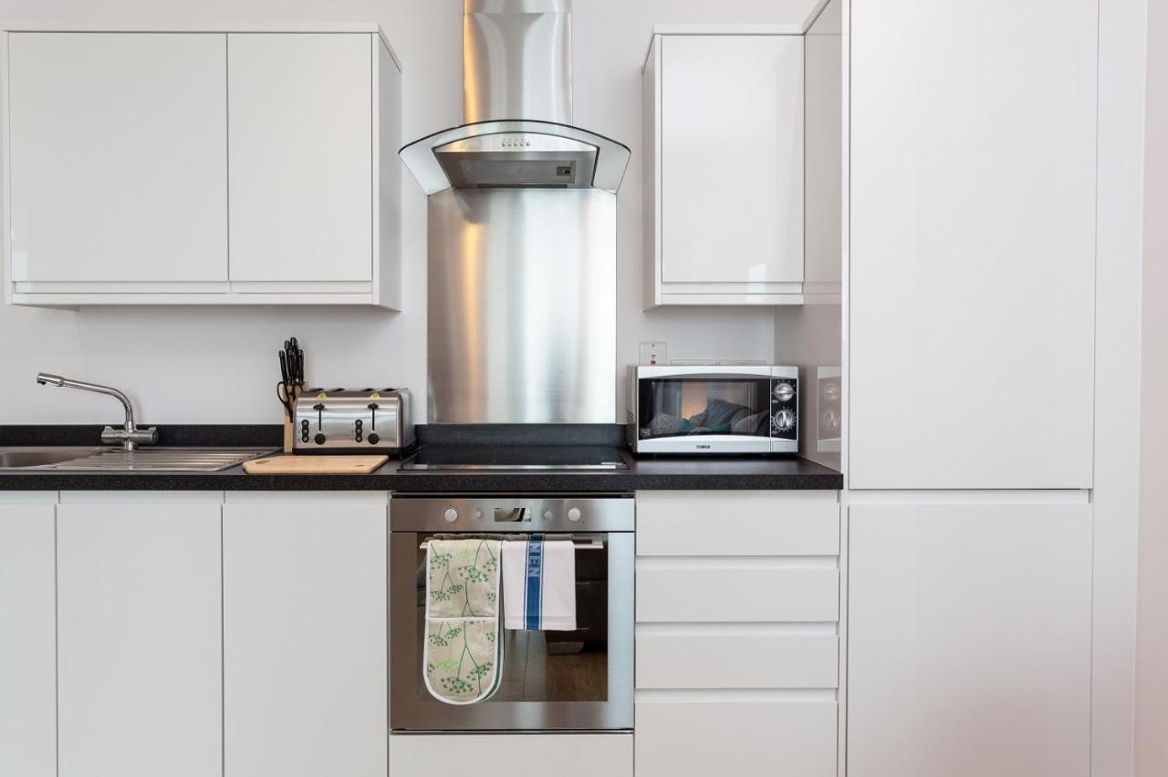 Self-Contained Town Centre One Bedroom Apartments By Helmswood Serviced Apartments Redhill  Extérieur photo