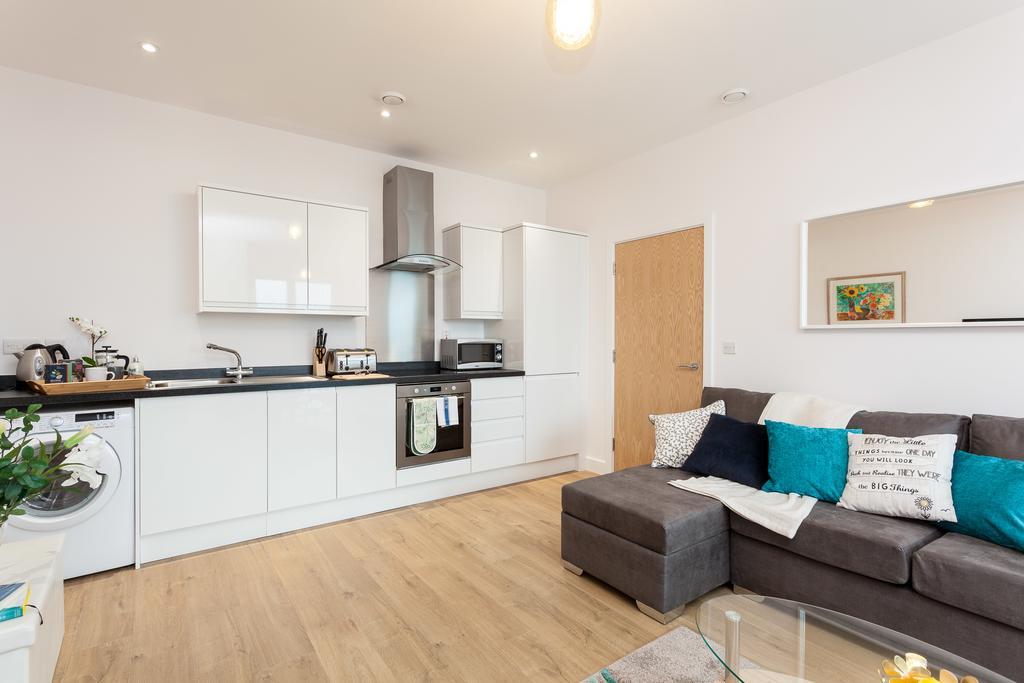 Self-Contained Town Centre One Bedroom Apartments By Helmswood Serviced Apartments Redhill  Extérieur photo
