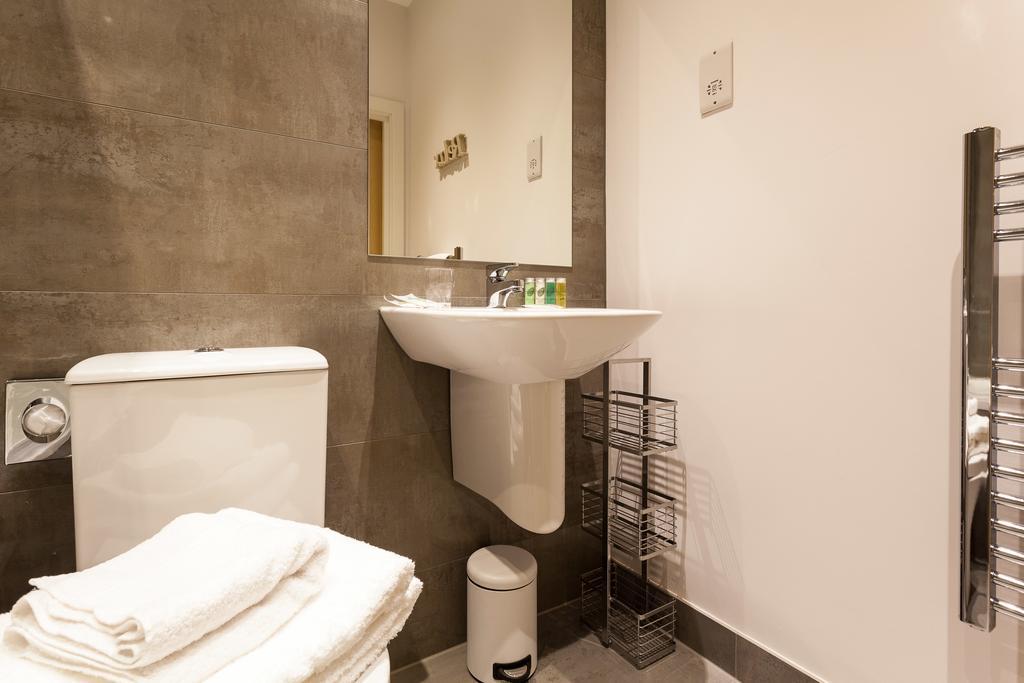 Self-Contained Town Centre One Bedroom Apartments By Helmswood Serviced Apartments Redhill  Extérieur photo