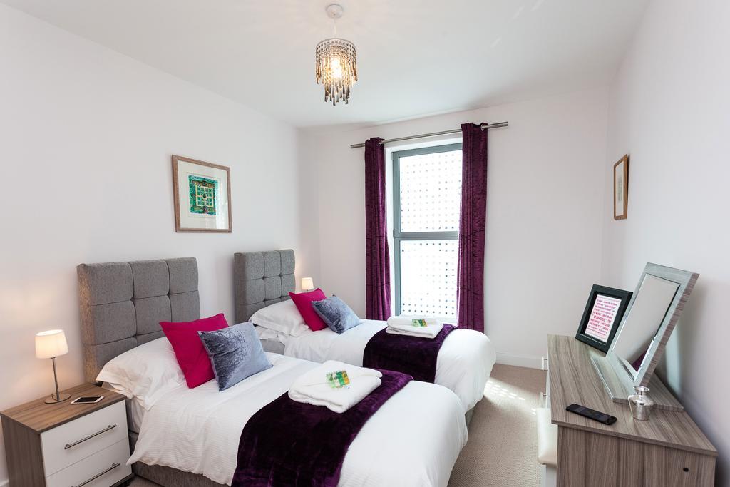 Self-Contained Town Centre One Bedroom Apartments By Helmswood Serviced Apartments Redhill  Extérieur photo
