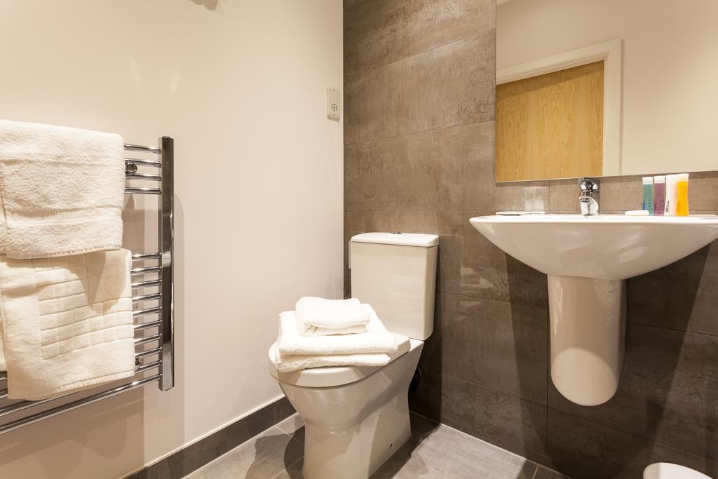 Self-Contained Town Centre One Bedroom Apartments By Helmswood Serviced Apartments Redhill  Extérieur photo