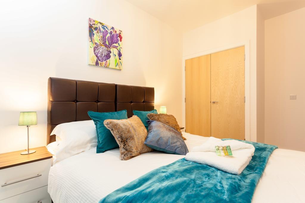 Self-Contained Town Centre One Bedroom Apartments By Helmswood Serviced Apartments Redhill  Extérieur photo