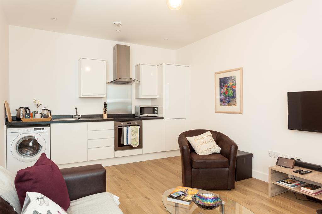 Self-Contained Town Centre One Bedroom Apartments By Helmswood Serviced Apartments Redhill  Extérieur photo