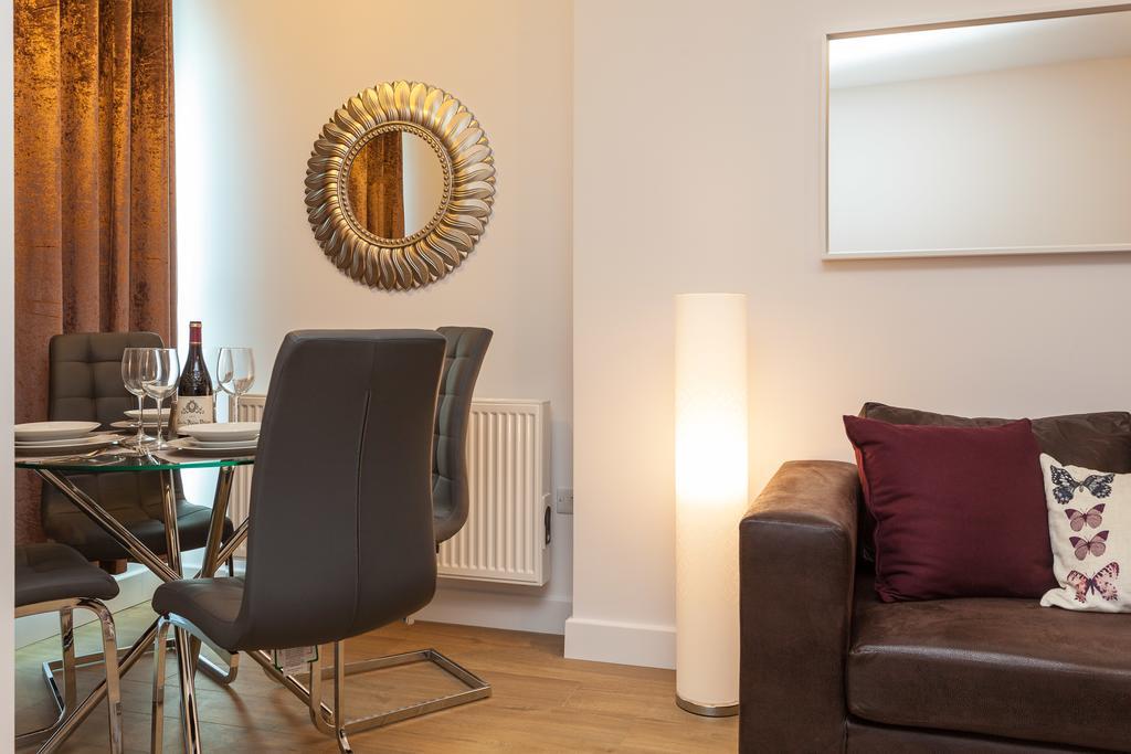 Self-Contained Town Centre One Bedroom Apartments By Helmswood Serviced Apartments Redhill  Extérieur photo