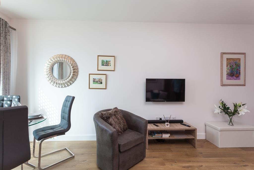 Self-Contained Town Centre One Bedroom Apartments By Helmswood Serviced Apartments Redhill  Extérieur photo