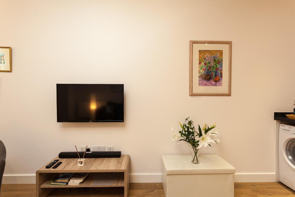 Self-Contained Town Centre One Bedroom Apartments By Helmswood Serviced Apartments Redhill  Extérieur photo