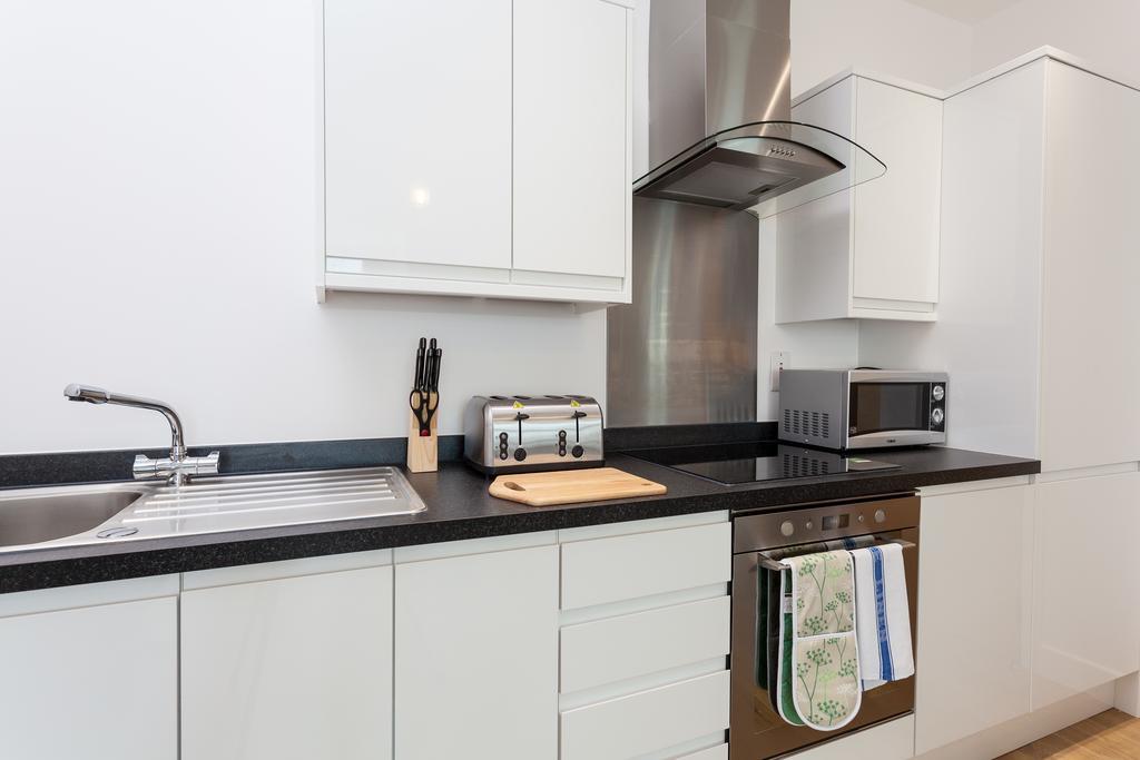 Self-Contained Town Centre One Bedroom Apartments By Helmswood Serviced Apartments Redhill  Extérieur photo
