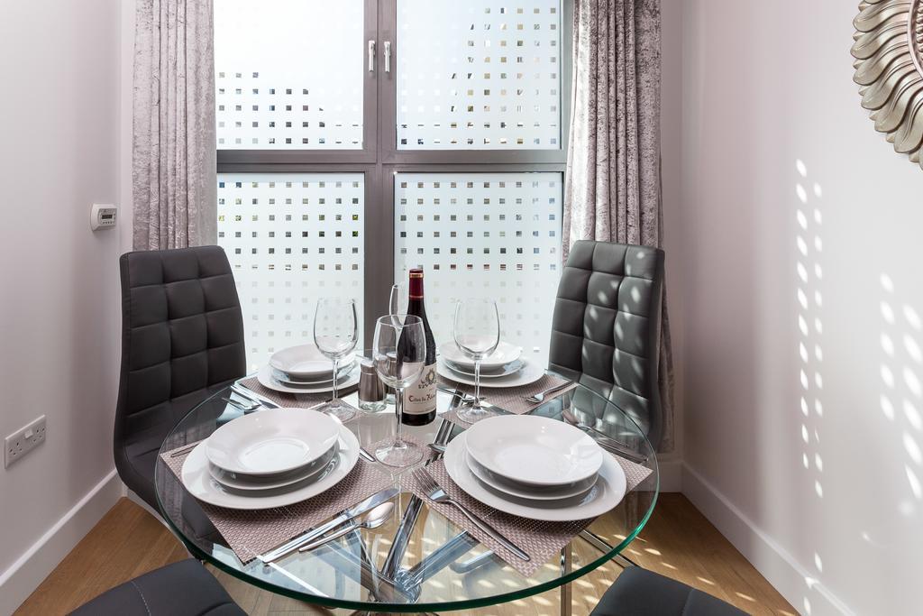 Self-Contained Town Centre One Bedroom Apartments By Helmswood Serviced Apartments Redhill  Extérieur photo