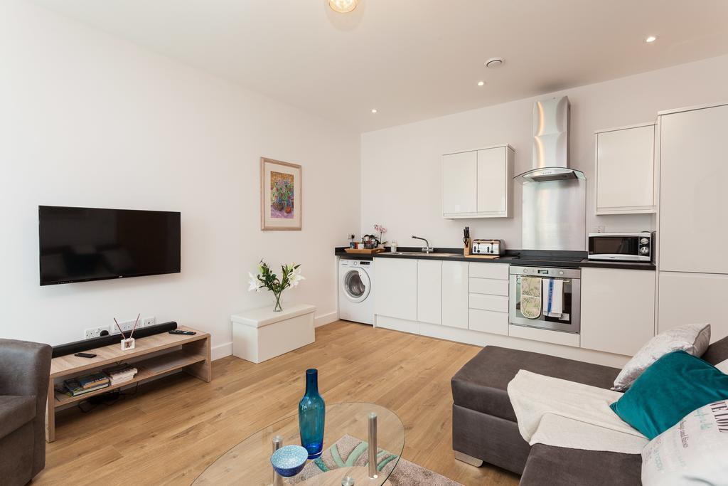 Self-Contained Town Centre One Bedroom Apartments By Helmswood Serviced Apartments Redhill  Extérieur photo