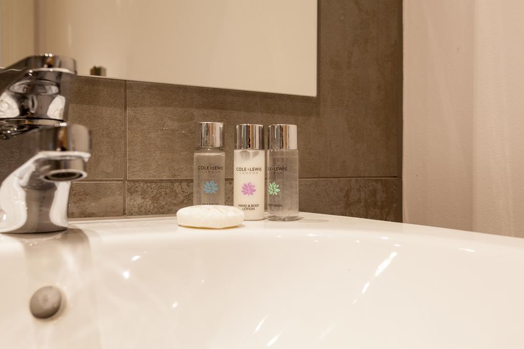 Self-Contained Town Centre One Bedroom Apartments By Helmswood Serviced Apartments Redhill  Extérieur photo