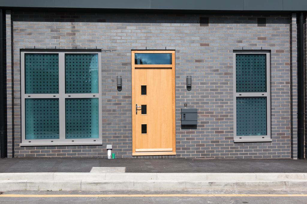Self-Contained Town Centre One Bedroom Apartments By Helmswood Serviced Apartments Redhill  Extérieur photo