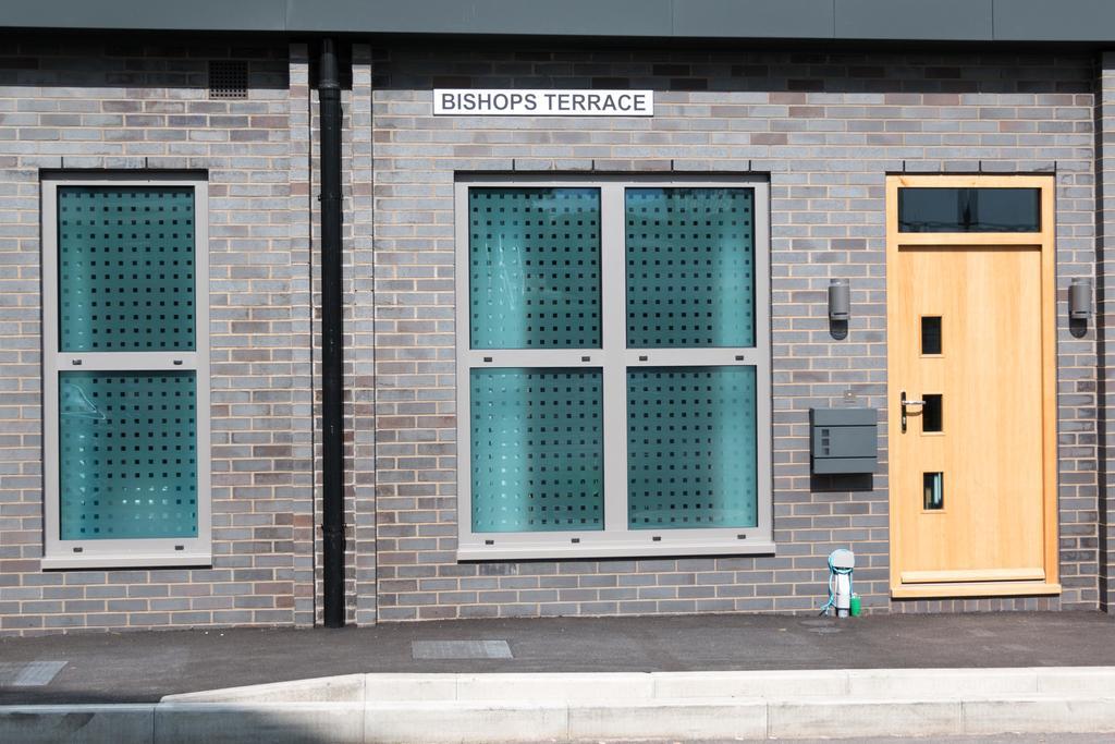 Self-Contained Town Centre One Bedroom Apartments By Helmswood Serviced Apartments Redhill  Extérieur photo
