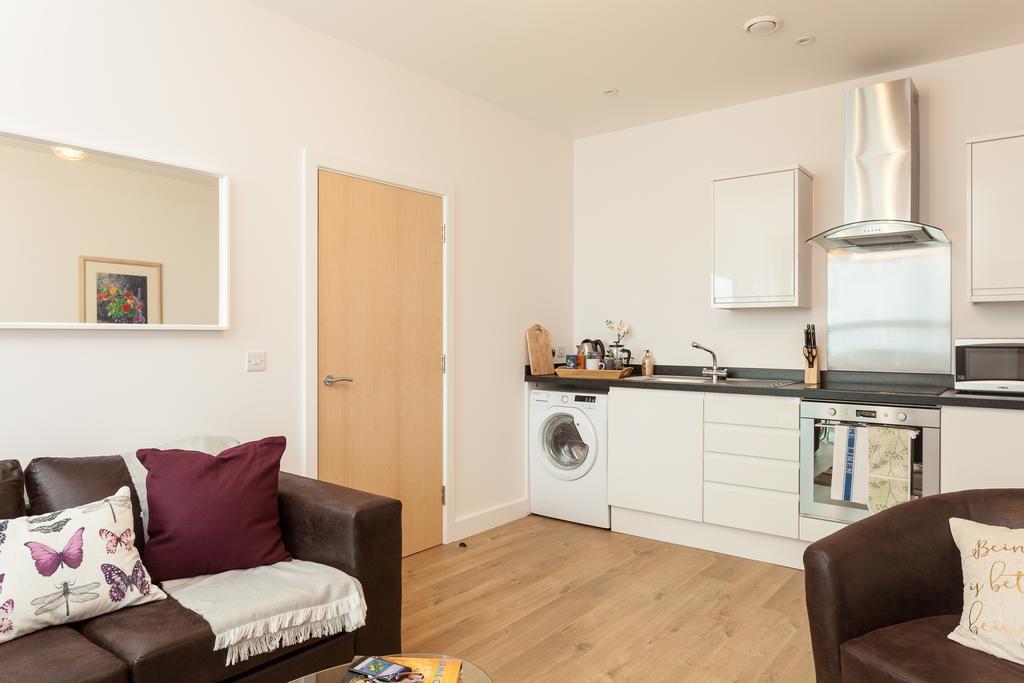 Self-Contained Town Centre One Bedroom Apartments By Helmswood Serviced Apartments Redhill  Extérieur photo