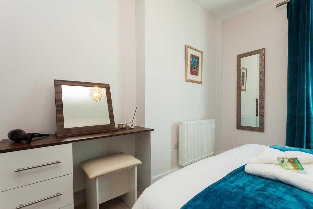 Self-Contained Town Centre One Bedroom Apartments By Helmswood Serviced Apartments Redhill  Extérieur photo