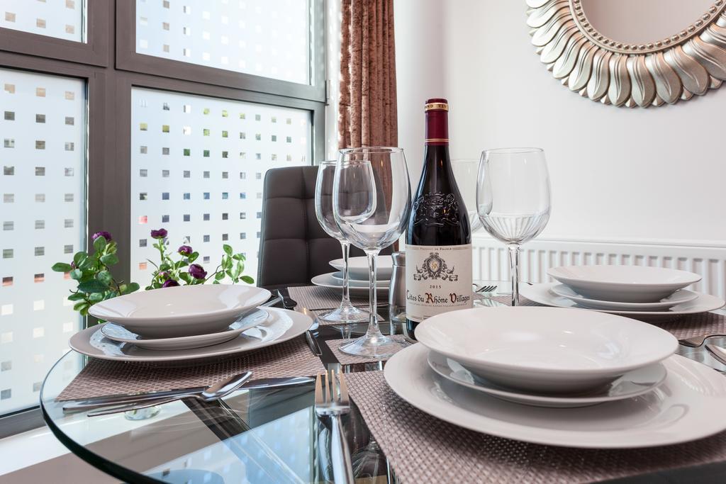 Self-Contained Town Centre One Bedroom Apartments By Helmswood Serviced Apartments Redhill  Extérieur photo