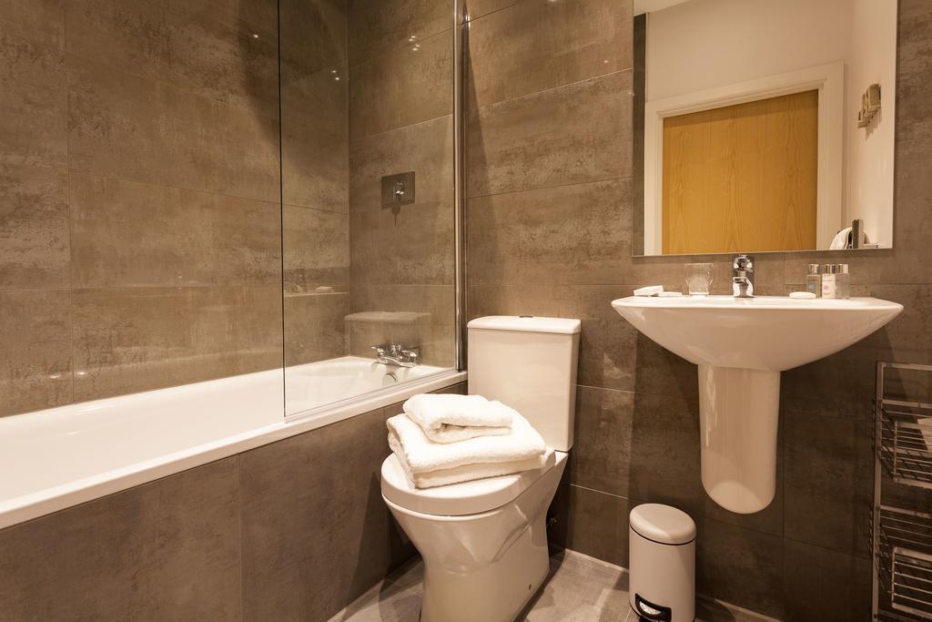 Self-Contained Town Centre One Bedroom Apartments By Helmswood Serviced Apartments Redhill  Extérieur photo