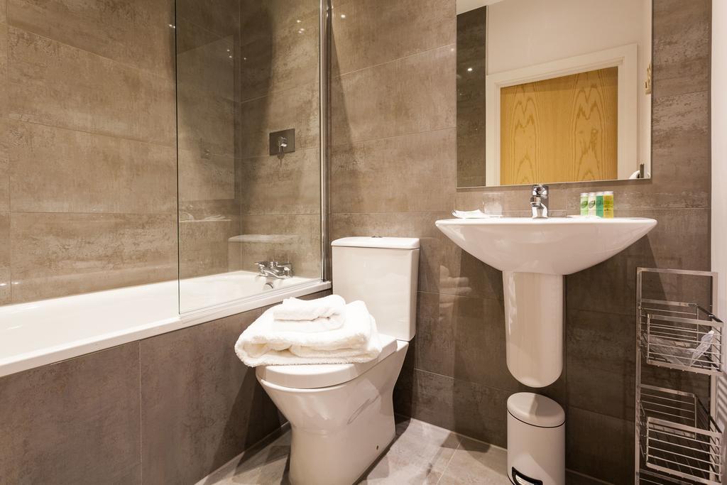 Self-Contained Town Centre One Bedroom Apartments By Helmswood Serviced Apartments Redhill  Extérieur photo