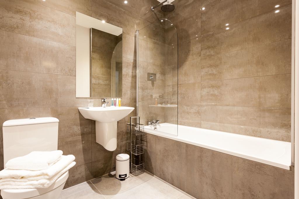 Self-Contained Town Centre One Bedroom Apartments By Helmswood Serviced Apartments Redhill  Extérieur photo