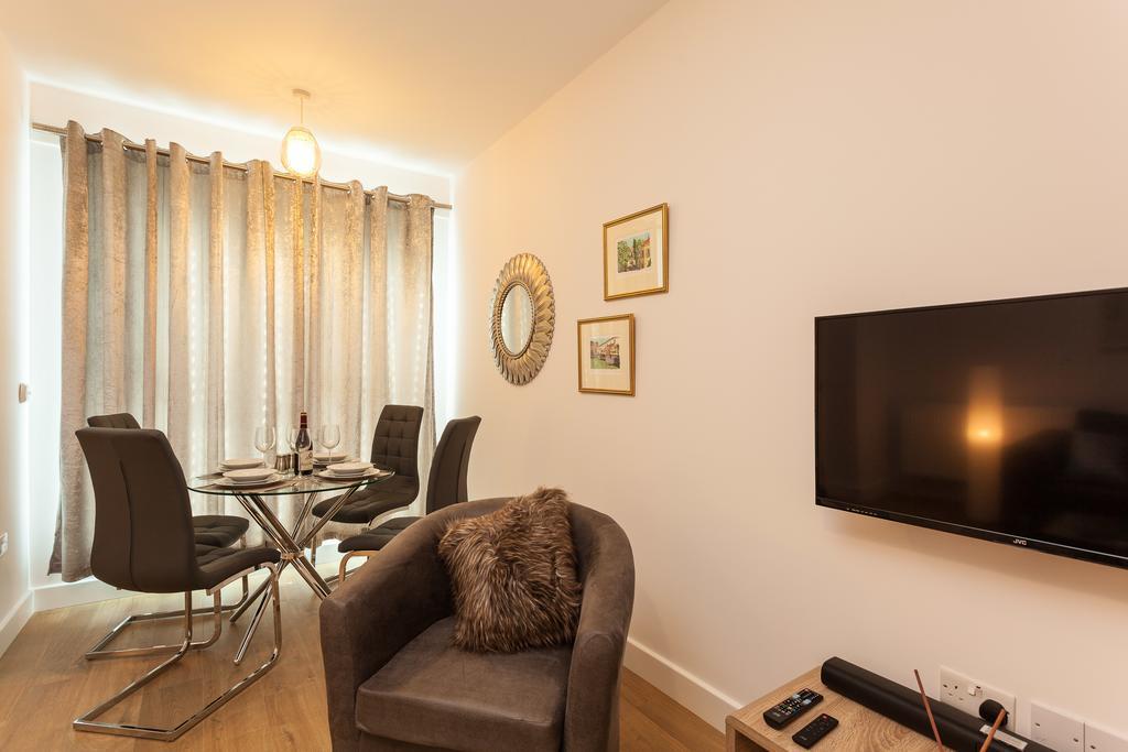 Self-Contained Town Centre One Bedroom Apartments By Helmswood Serviced Apartments Redhill  Extérieur photo