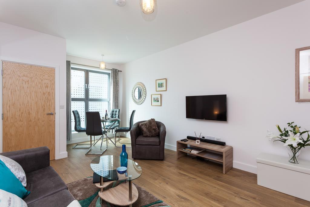 Self-Contained Town Centre One Bedroom Apartments By Helmswood Serviced Apartments Redhill  Extérieur photo