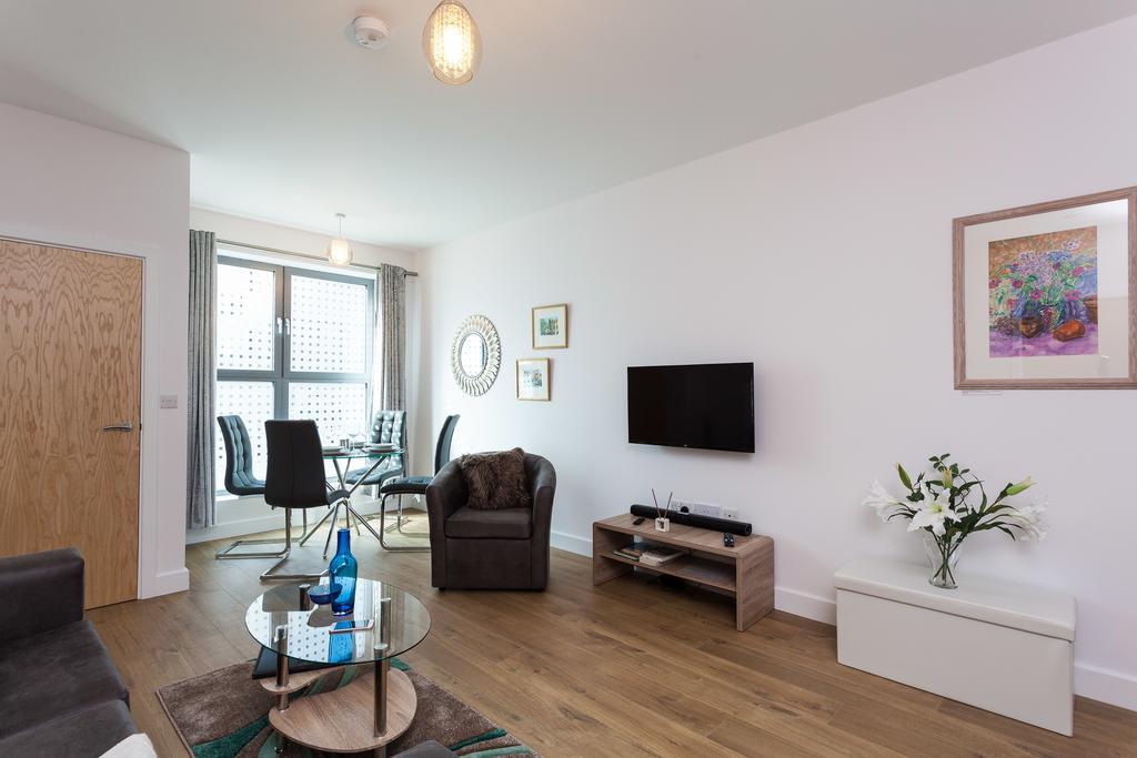 Self-Contained Town Centre One Bedroom Apartments By Helmswood Serviced Apartments Redhill  Extérieur photo